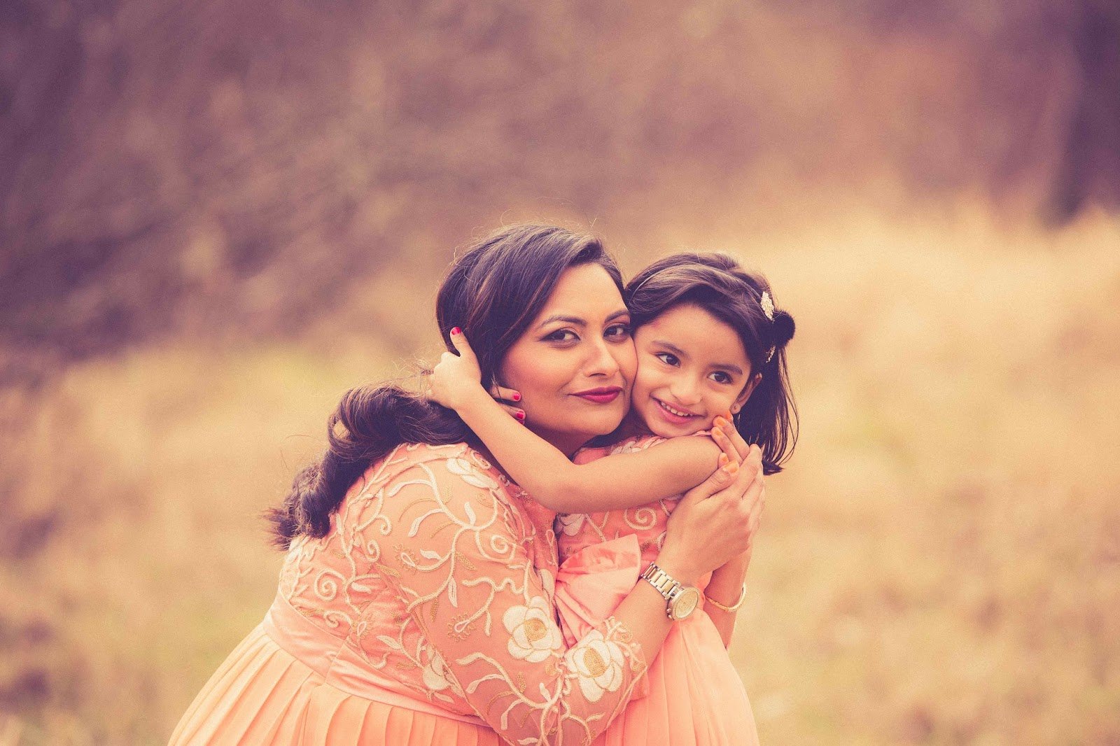 Indians daughter. Мама и дочка. Фотосессия мама и дочка. Картинка мама. Фото мамы.