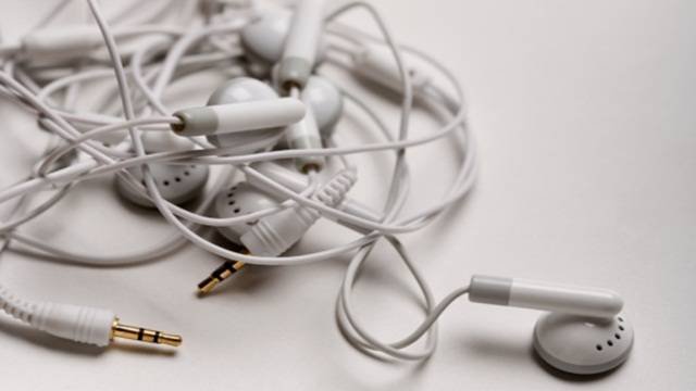 Notice The Dots On One Of Your Earphones? Here’s What They Signify