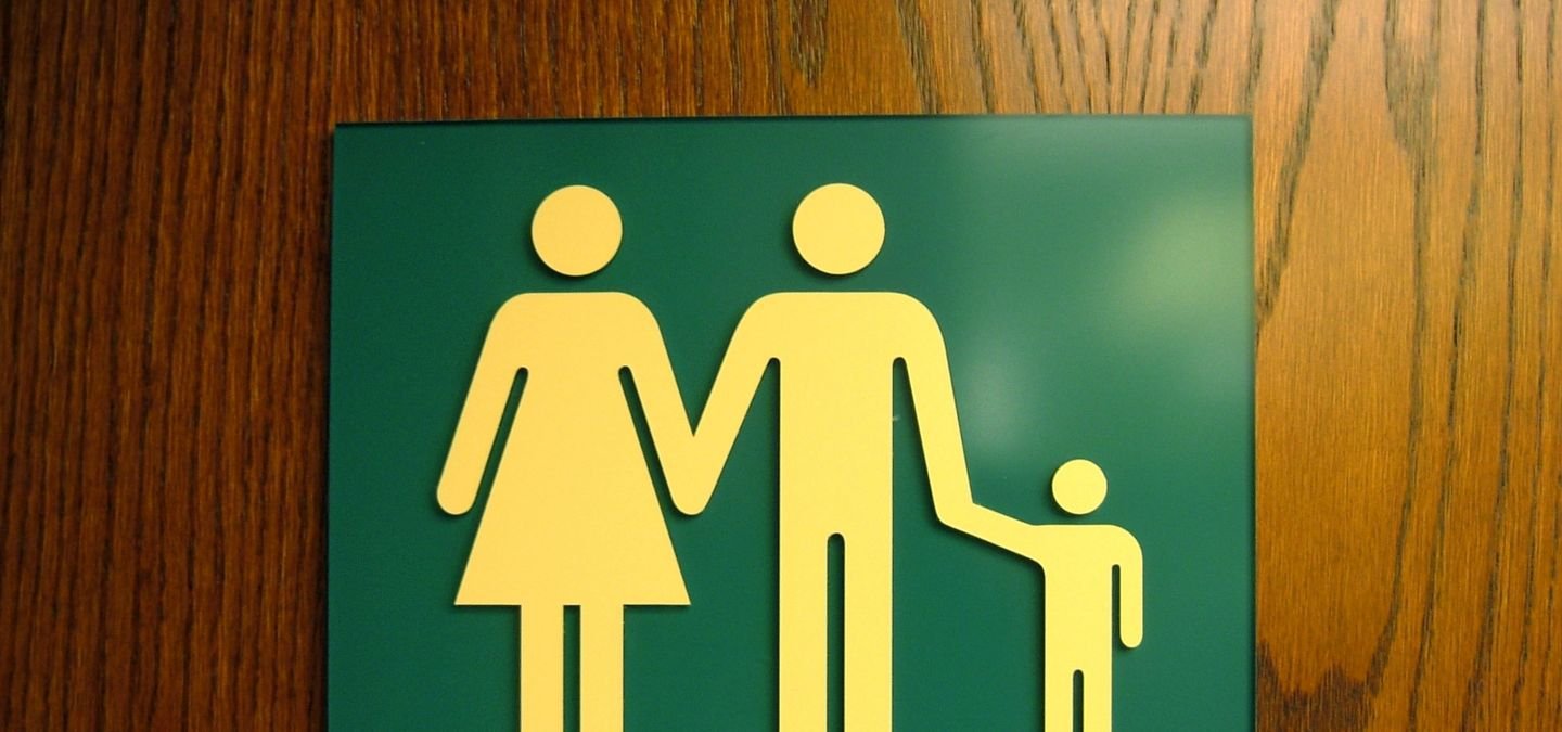 Restroom табличка. Табличка restroom в отеле. Family restroom. Знак на дверь семья.