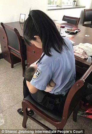 Cop Breastfed Suspect Child While She Attended A Trial Showing Just How Beautiful Motherhood Is