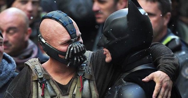 15 Epic Behind-The-Scenes Shots Of Hollywood Heroes & Villains Chilling ...