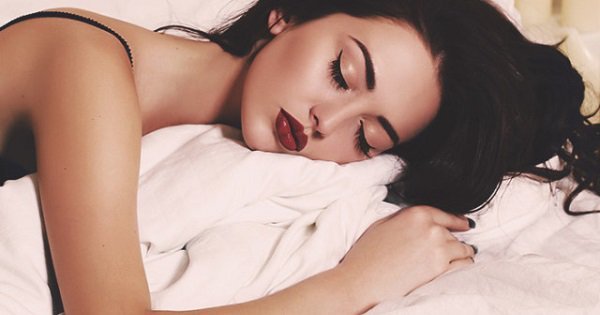 This Is Why You Should Never Sleep With Your Makeup On