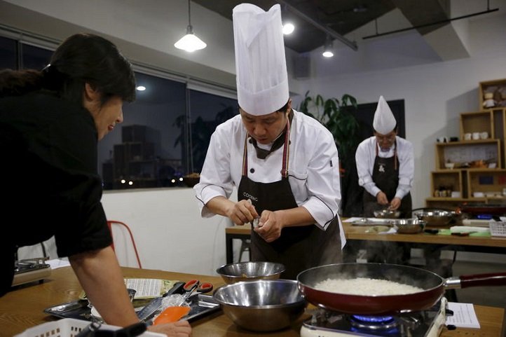 south-korean-men-learn-cooking-to-break-centuries-old-gender-norms