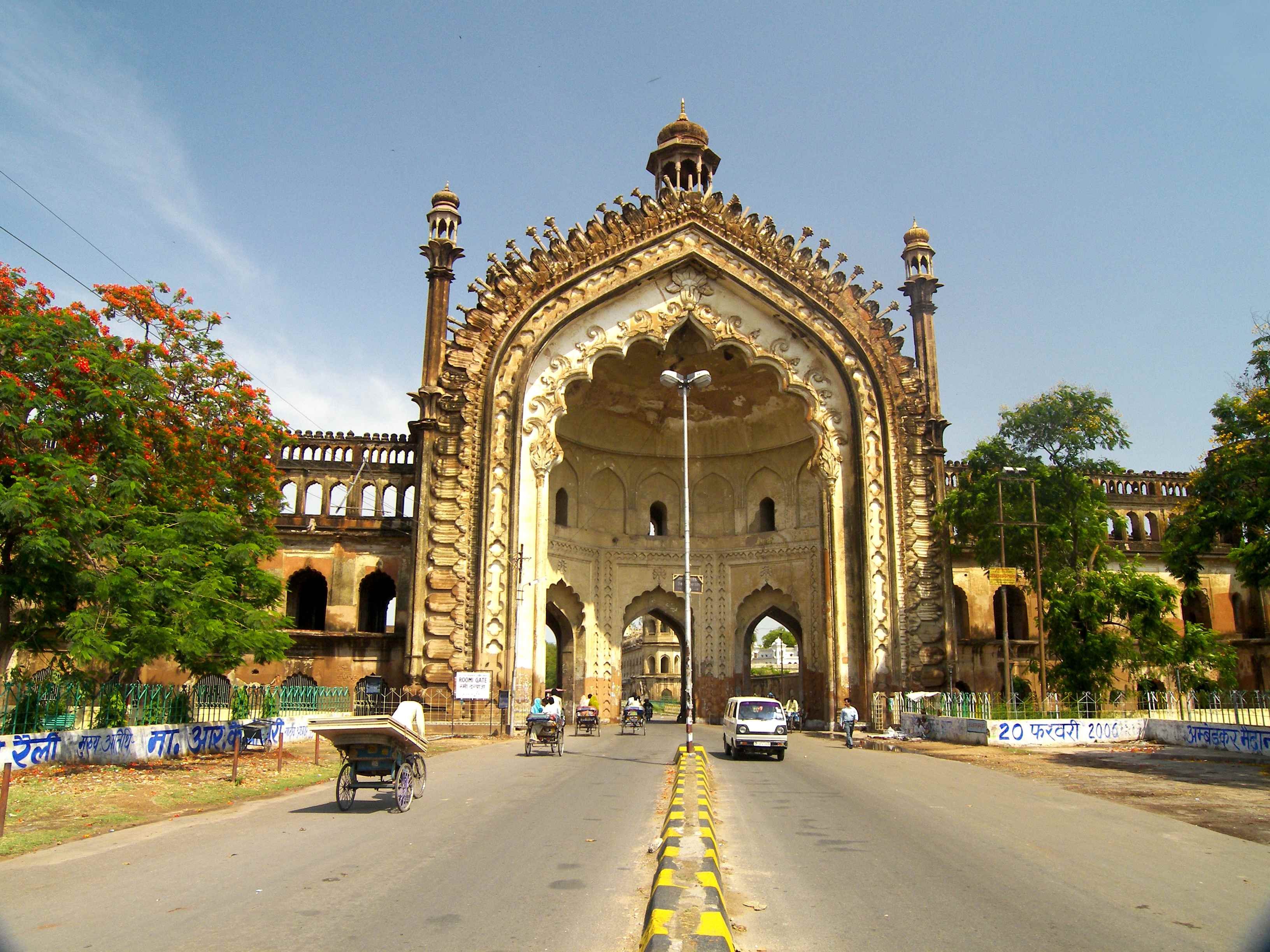 famous tourist places in lucknow