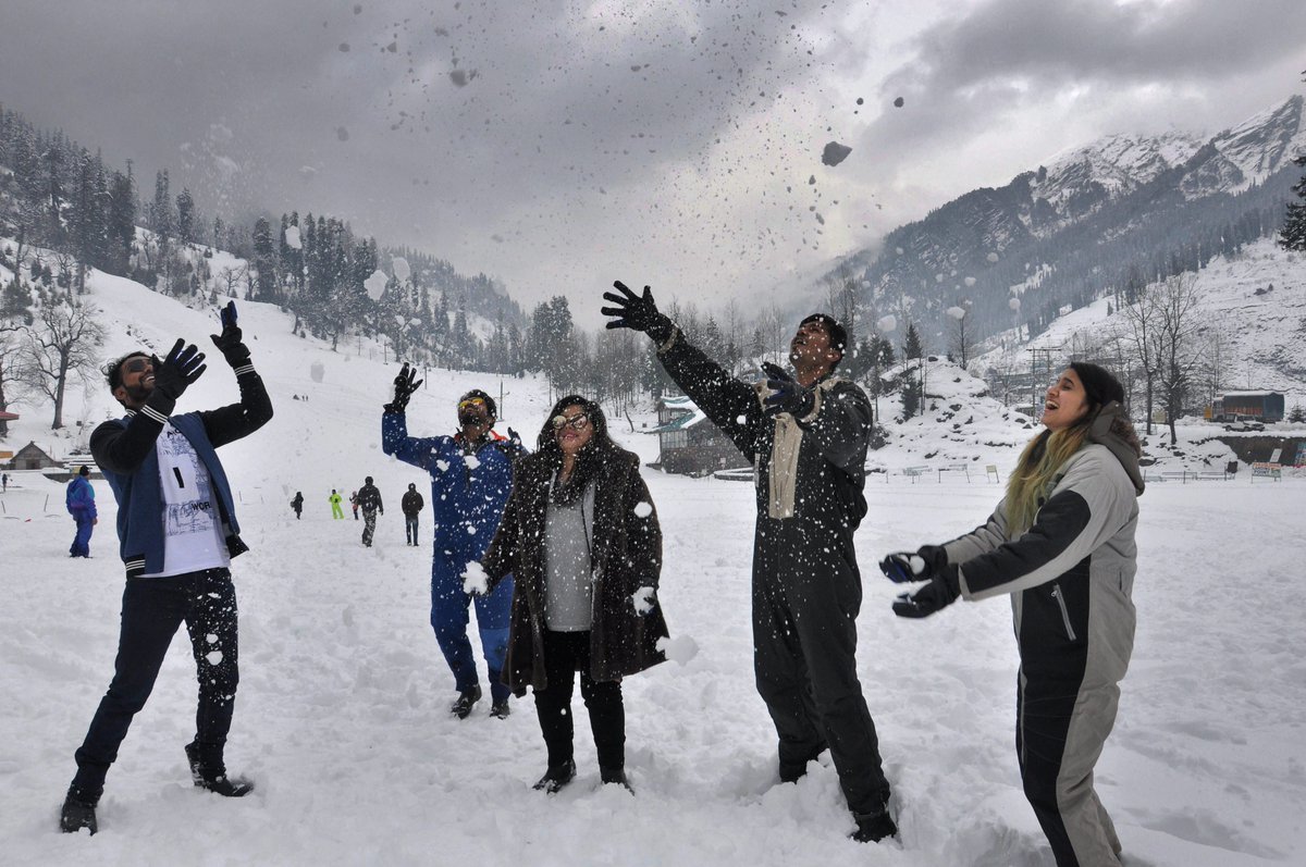 Kashmir Gets Its 1st Snowfall Of The Season & These Dreamy Pics Will