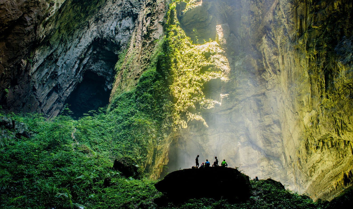 This Cave In Vietnam Is So Unbelievably Huge That It Has A Whole   105309804 