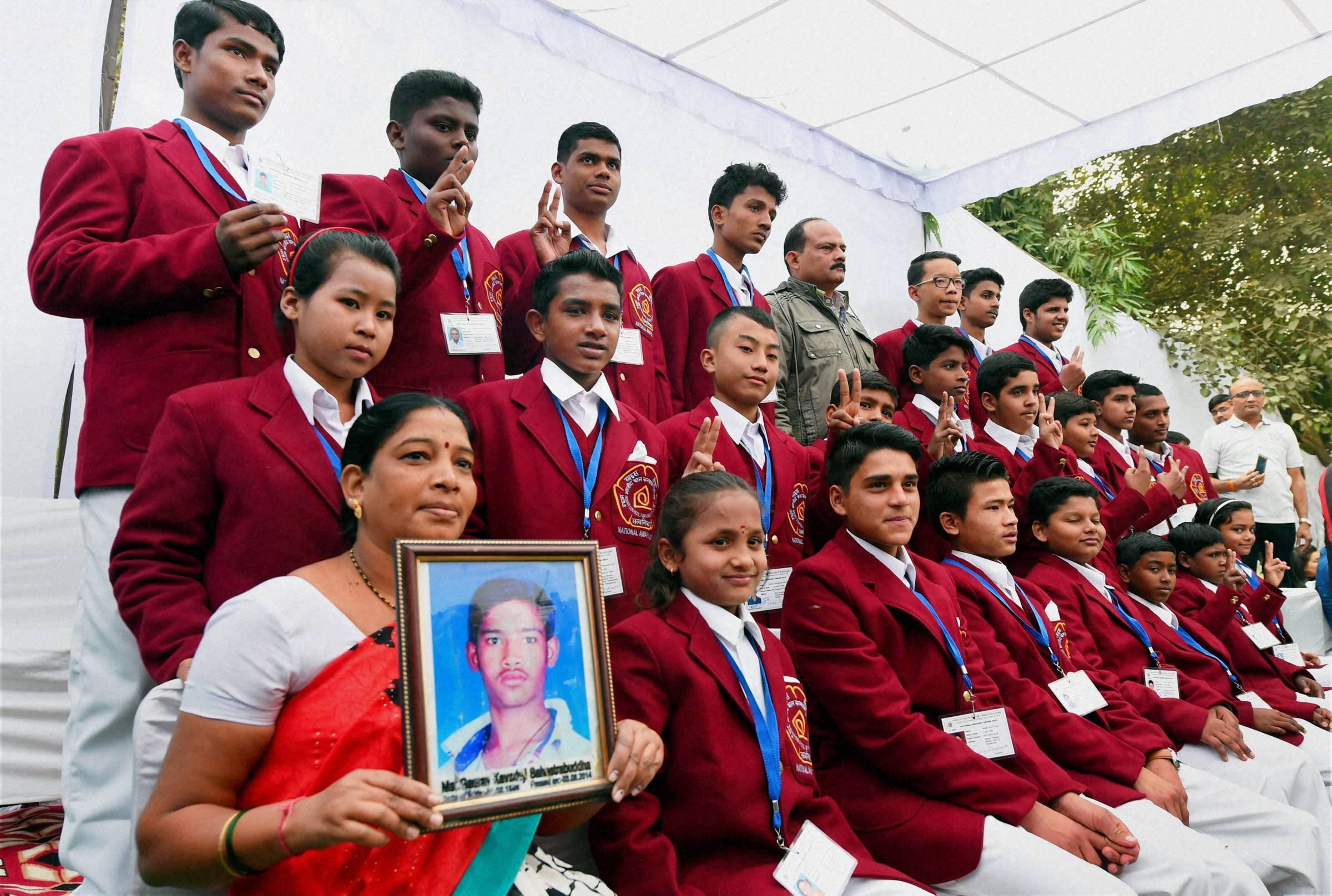 bravery-award-winning-children-cheered-at-republic-day-parade-latest