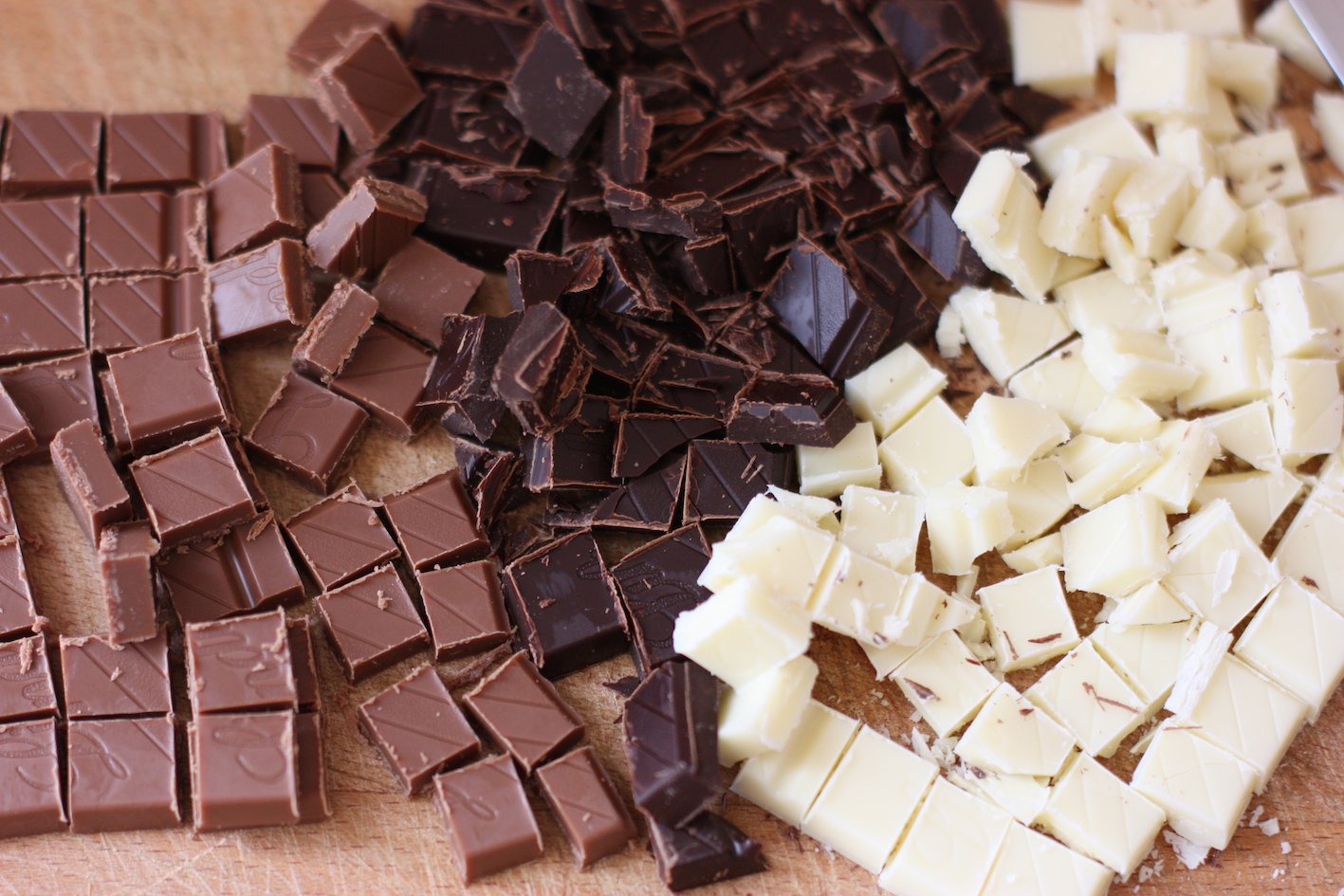 Сколько лет шоколадке. Шоколад белый молочный темный Горький. Разные шоколадки. Белый и черный шоколад.