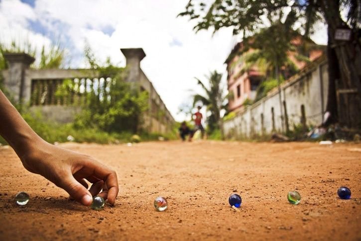 18 ridiculous things we all did in childhood
